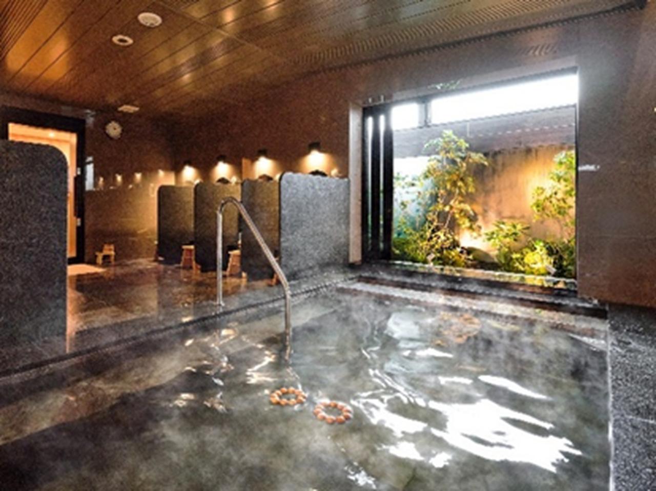 画像: 夜通し入れる天然温泉「虹橋の湯」