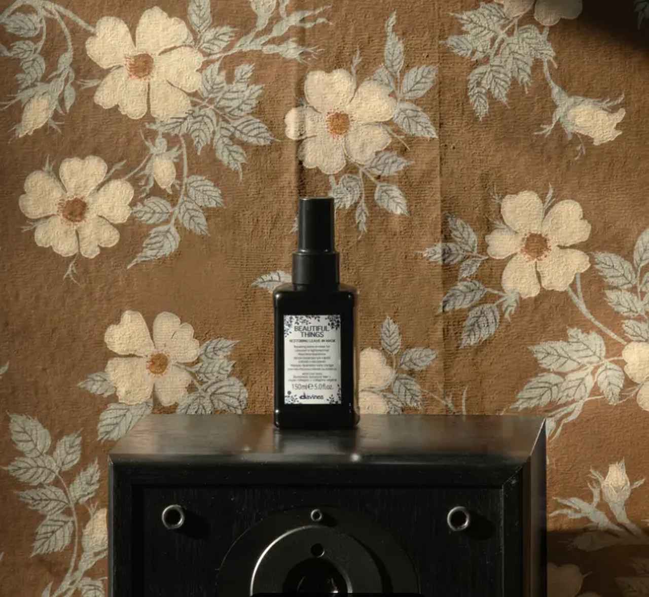 画像: ビューティフルシングス　リーブイン　マスク　150mL　6,490円(税込) ブランドの技術を結集した、アウトバスヘアミルク。 髪の内側からの補修と、日常ダメージからの保護を同時に叶えます。 また、ホットツールなどの熱から髪を守る効果も。 使用するたびに自然なツヤを与え、やわらかく、しなやかな質感へ。 カラーした後に必ず取り入れたい、ホームケアのマストアイテムです。