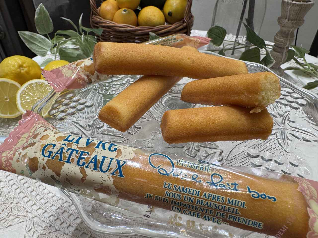 画像: 新作「レモンのバトン」 アーモンドプードルとバターを贅沢に使った生地に、砂糖漬けにしたレモンとほろ苦いレモンピールを閉じ込め、しっとりと香ばしく焼き上げました。 販売期間:2026年4月15日(水)~※無くなり次第終了 販売価格: 1本 ¥300 販売店舗: 全12店舗