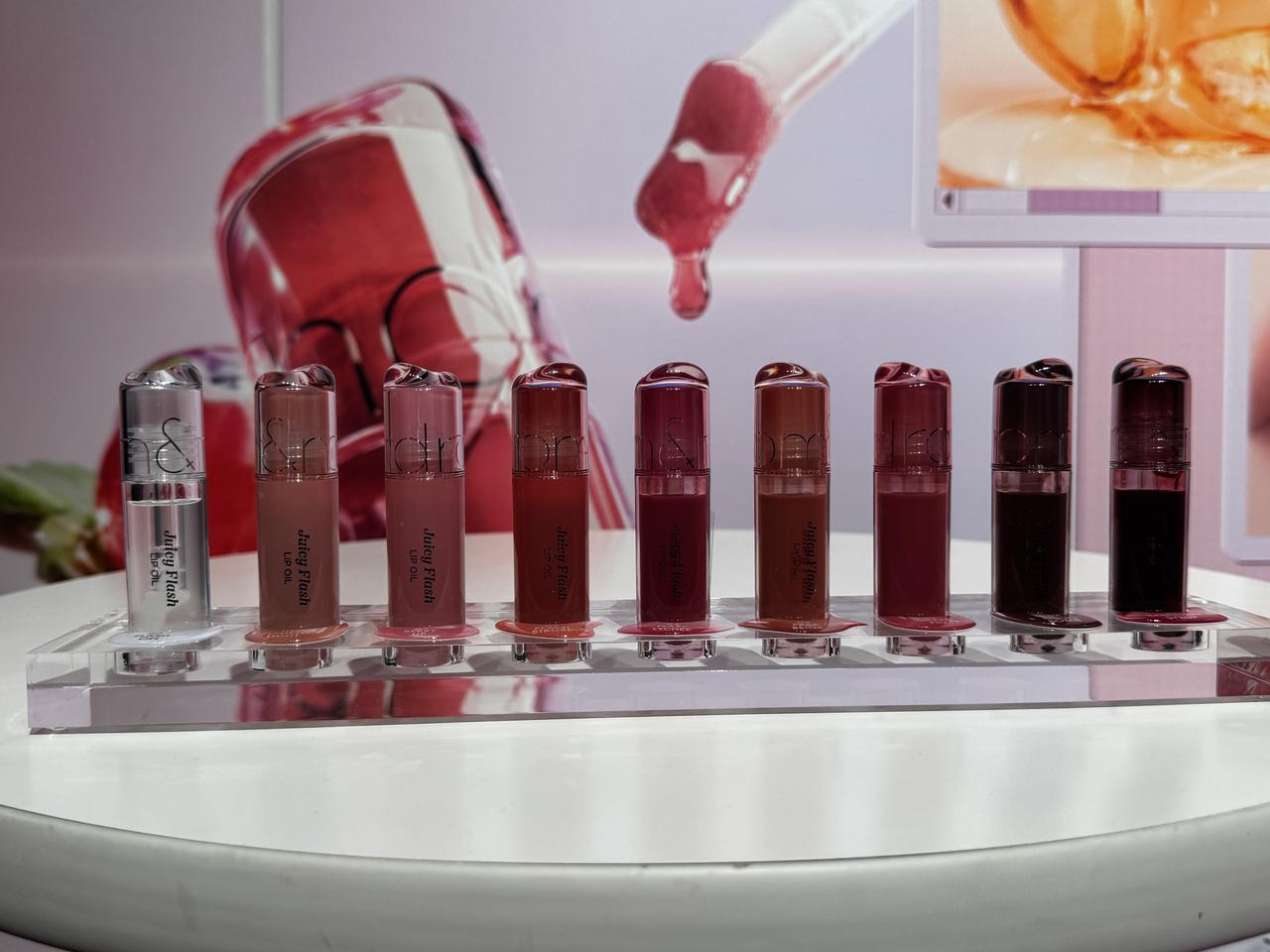 画像1: コスメオタクが出勤！？“00年代オフィス”が原宿に出現「ロムアンド商事〜ジューシーフラッシュ営業部〜」3日間限定開催！