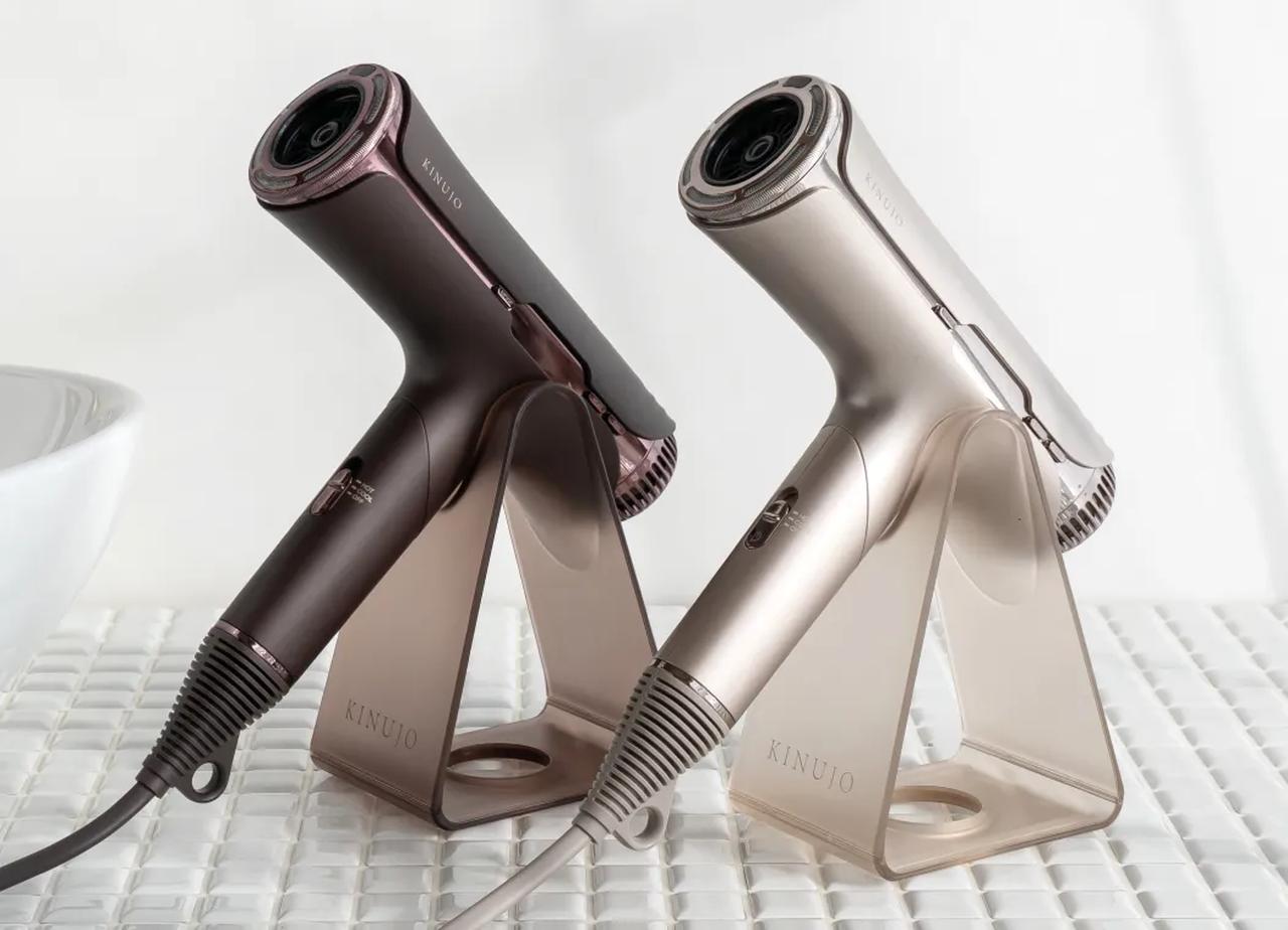 画像: 高級感のある軽やかなクリアシルバーと、シックで華やかなアーバンブラウンの2色展開。 専用スタンド付きでインテリアと優雅に美しく調和。 光沢のある質感とスマートなフォルムが空間をモダンに彩ります。