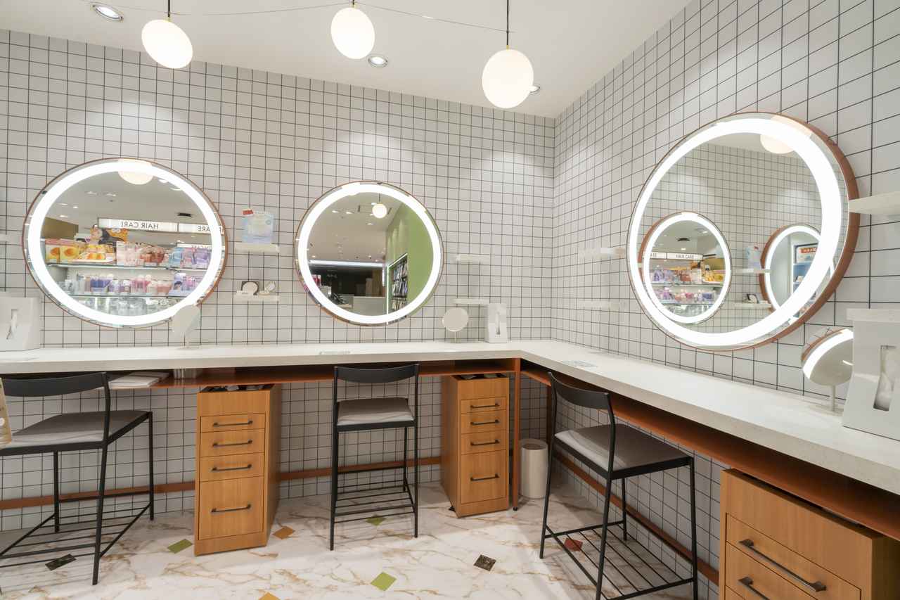 画像2: カウンセリングスペースに配置されたテーブルは、シドニーと変わらぬ高さというこだわり!レトロモダンな雰囲気やカラーリングもシドニーを彷彿させます✴︎