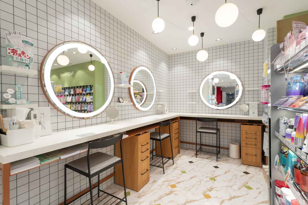 画像1: カウンセリングスペースに配置されたテーブルは、シドニーと変わらぬ高さというこだわり!レトロモダンな雰囲気やカラーリングもシドニーを彷彿させます✴︎