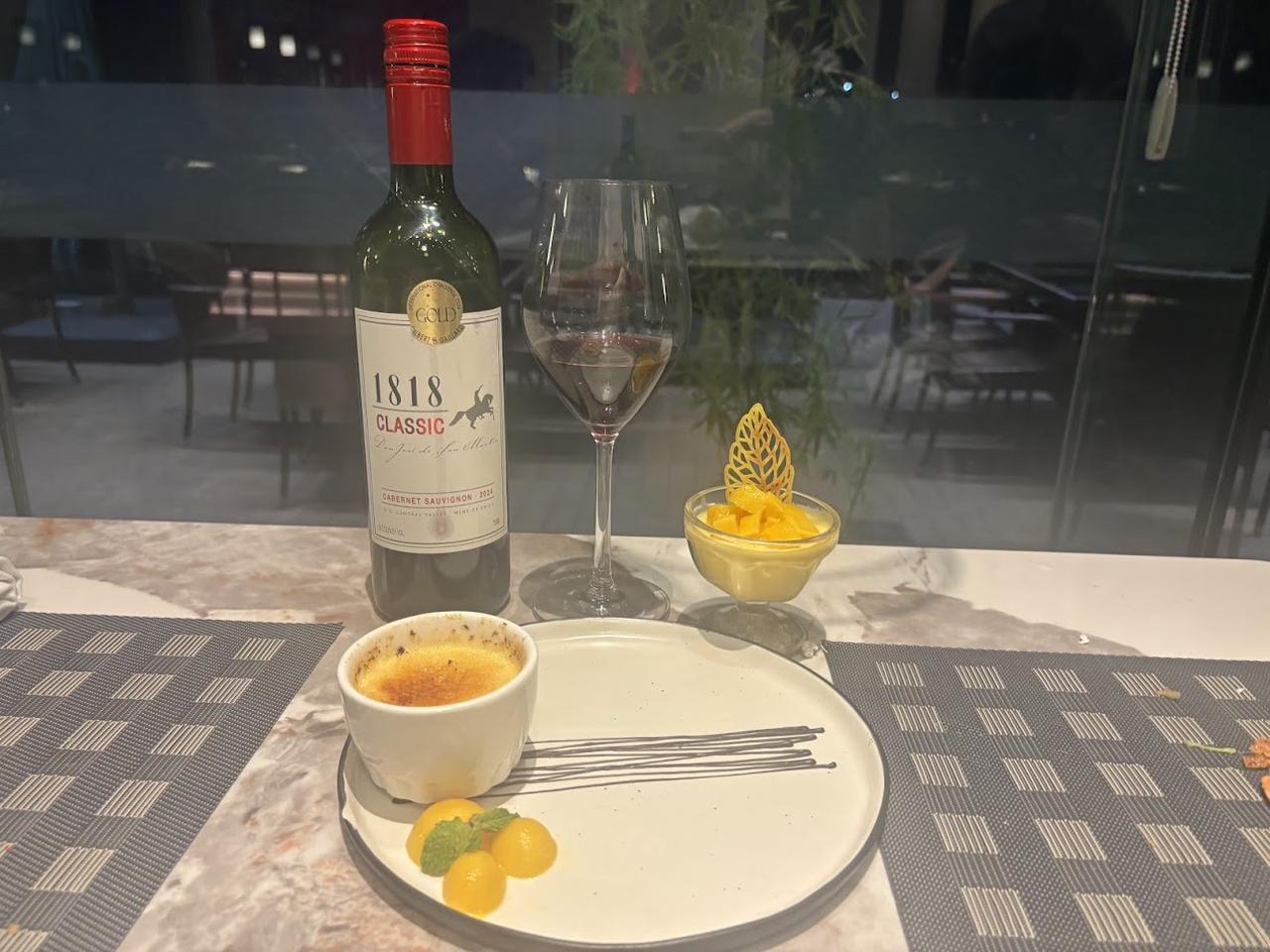 画像1: 赤ワインのボトルとともにいただいたデザートも美味！