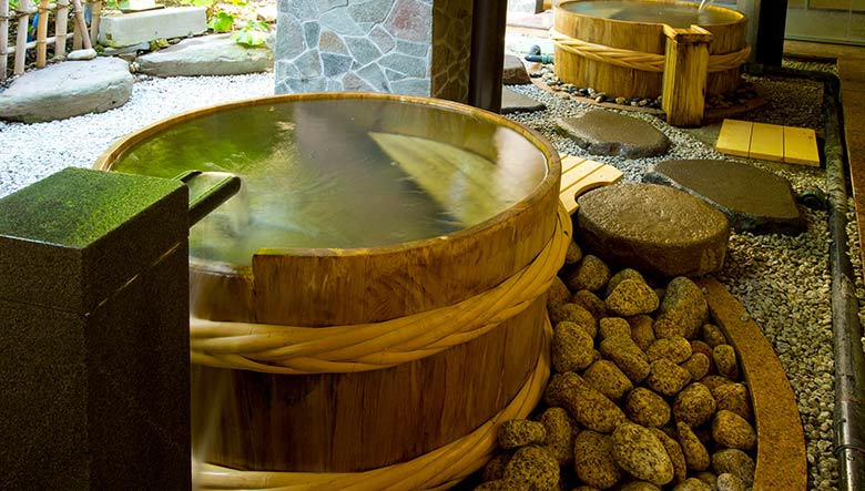 画像: 樽風呂 温泉をひとりじめできる露天の樽風呂