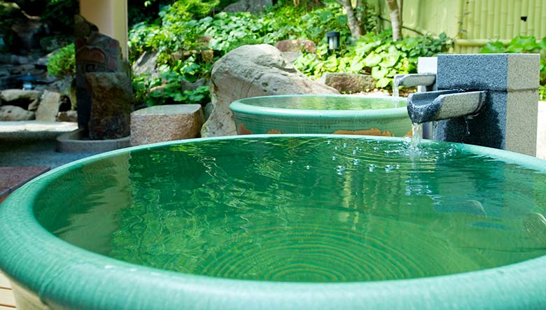 画像: 陶器風呂 個性的な陶器の湯舟もあり、楽しい温泉タイムが過ごせます