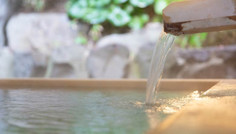 画像: 槇のお風呂 目の前の緑を眺めながら、ゆったりと浸かれる露天の槇風呂