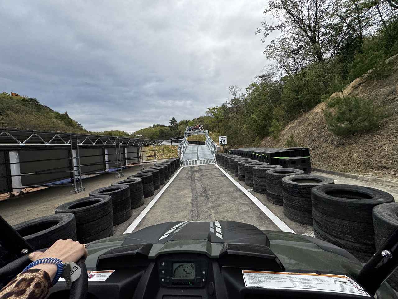 画像: 操作は簡単。アクセルとブレーキだけ。