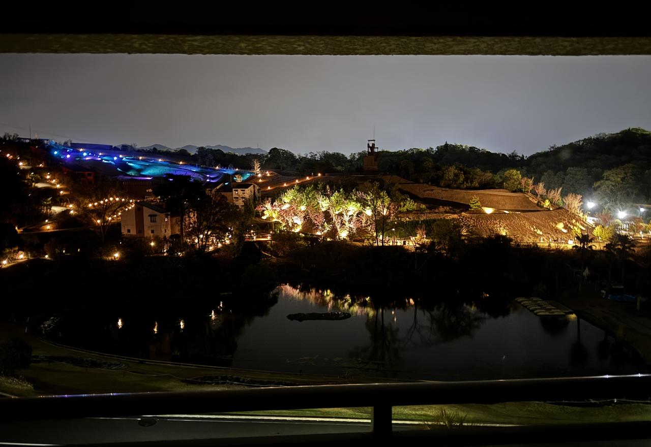 画像: 夜、部屋に戻ると幻想的な夜景が広がっていました