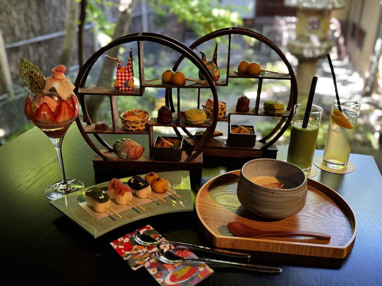 画像: 【30食限定】京の抹茶づくし 和のアフタヌーンティー　3,080円（税込） （アマンドショコラ／みたらし団子／胡麻のボンボンショコラ／十勝産小豆のカヌレ／ きな粉わらび餅／抹茶ショコラのマドレーヌ／抹茶マカロン／おかき、１ドリンク付き）