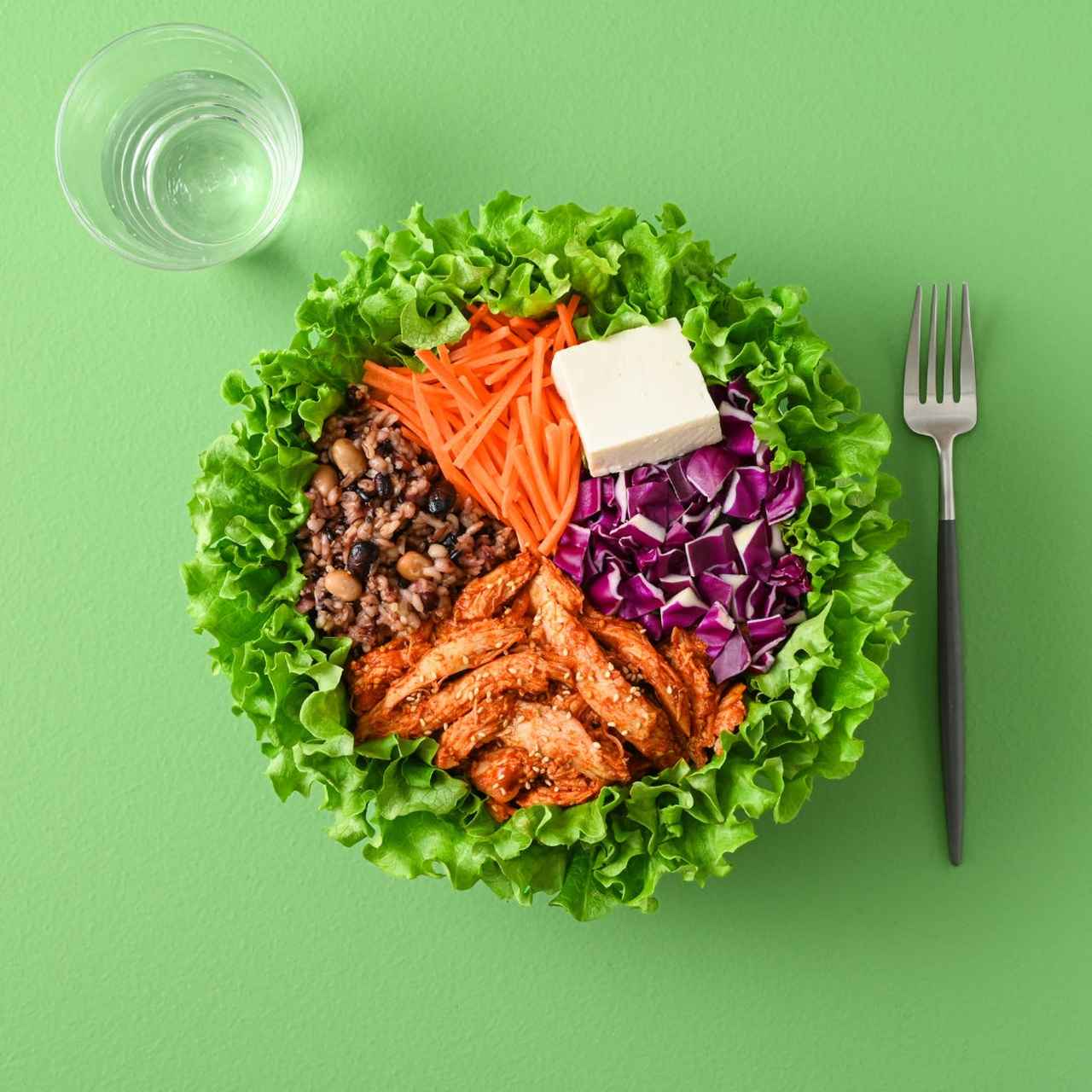 画像: 食べ応え重視なら韓国風ヤンニョムチキンサラダ