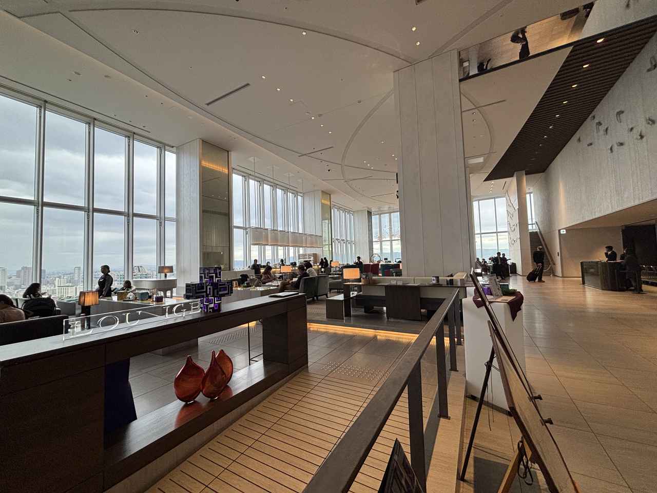 画像: 【大阪マリオット都ホテル】水色の世界観に浸る「Sky Bloom Afternoon Tea」。“天空のラウンジ”でマリークワントとのコラボアフタヌーンティーを堪能