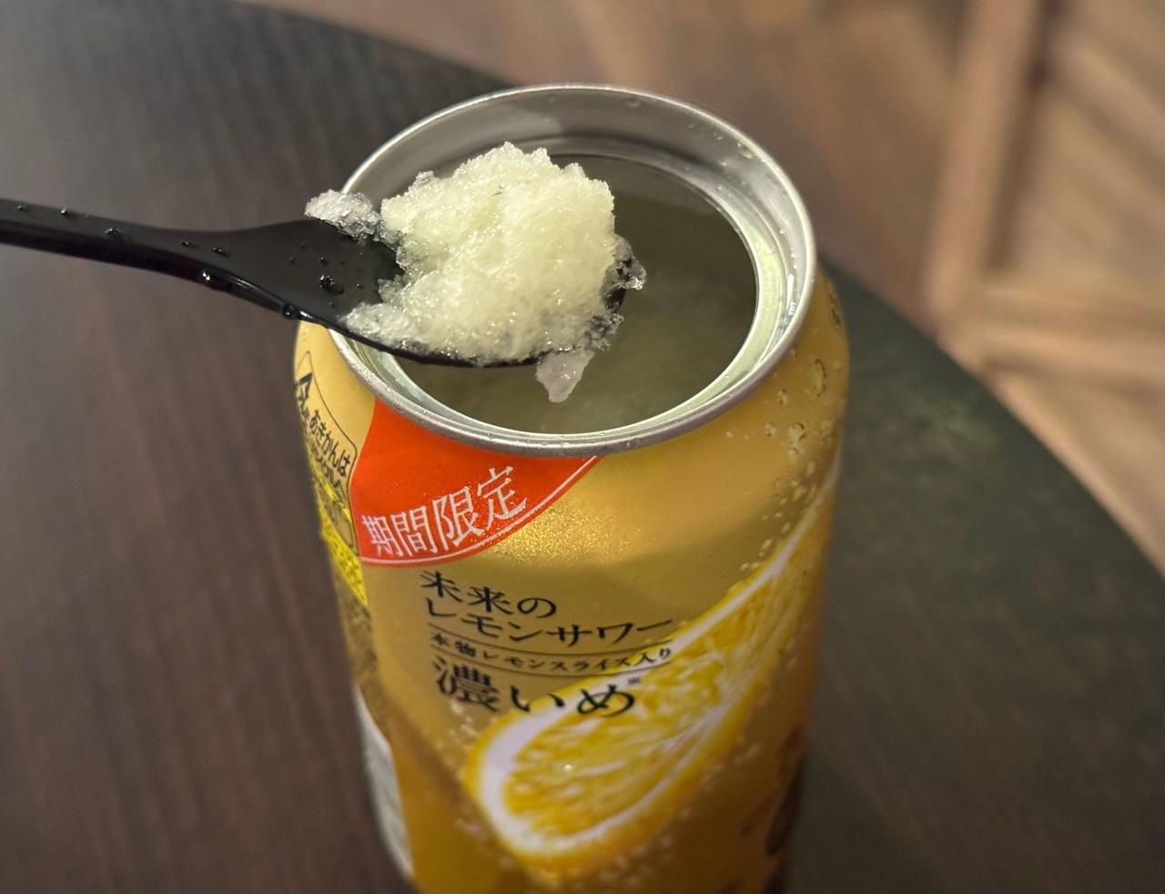画像: レモンサワーと同時に提供されるレモンシャーベットを自分で入れながら楽しむ爽やかなフローズンサワー♡