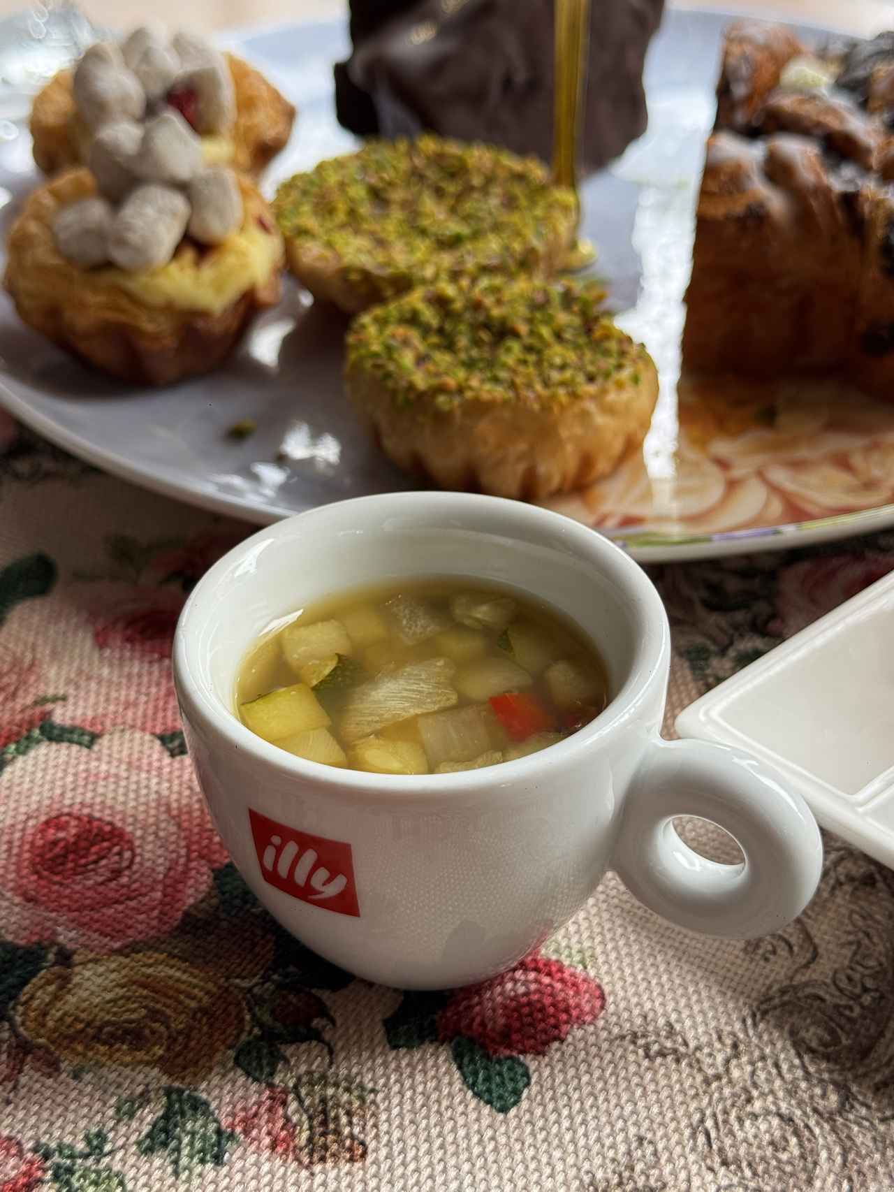 画像: 野菜たっぷりのコンソメスープ