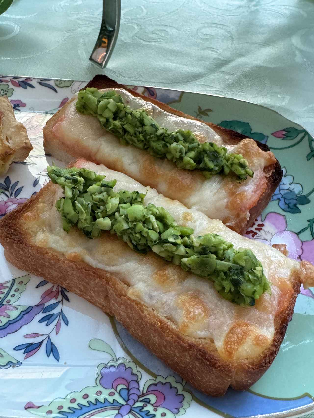 画像: スモークサーモンのタルティーヌ枝豆バジルソースをのせて  スモークサーモンの上にチーズと枝豆を細かくしてバジルソースで和えたものを乗せた、温かいオープンサンドウィッチです。