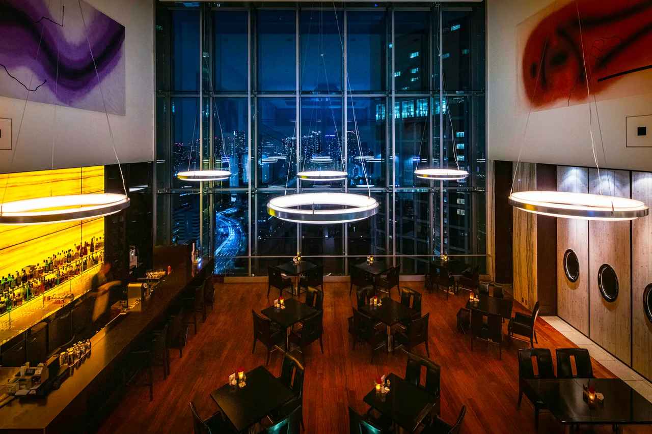画像: 24F　バー・ラウンジ「THE BAR」の内観夜景