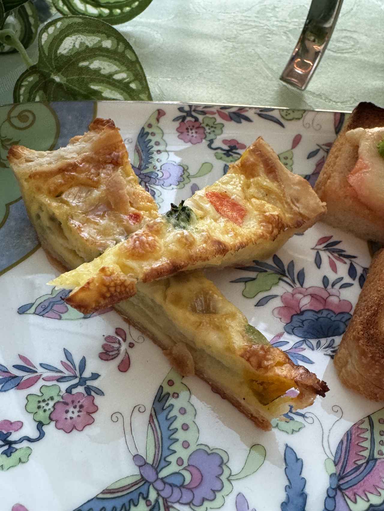 画像: 彩野菜のキシュ 玉ねぎ、枝豆、カボチャ、人参、ブロッコリー、コーン、赤ピーマンの７種の野菜を使ったキシュです。温めてから提供します。