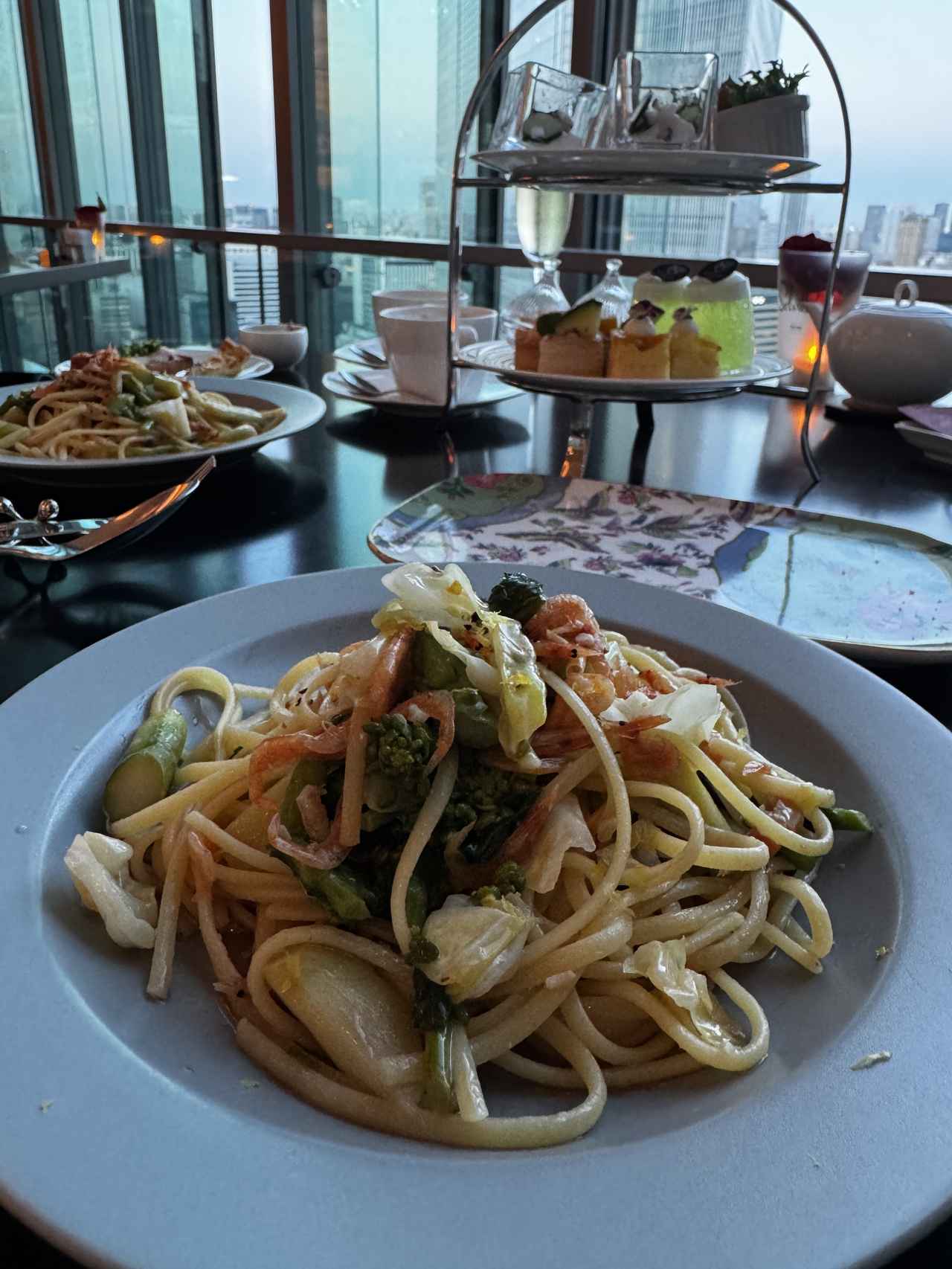 画像: ５月：桜海老と春の野菜 レモンパスタ パスタは月替わり。桜海老、アスパラガス、菜の花、春キャベツを使った、この時期ならではの食材をふんだんに使い、桜海老の香りを纏わせたオリーブオイルを使ったオイルパスタ
