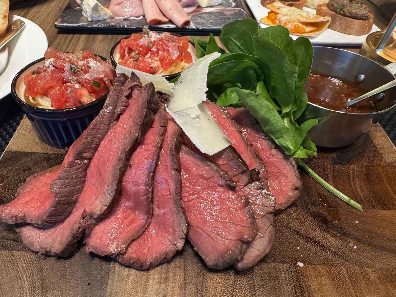 画像: ＜アップグレードプラン＞（＋1,500円／1名にてメイン料理を変更できます） 牛肉のタリアータ　トマトとオリーブの冷製カッペリーニ　パルミジャーノチーズ