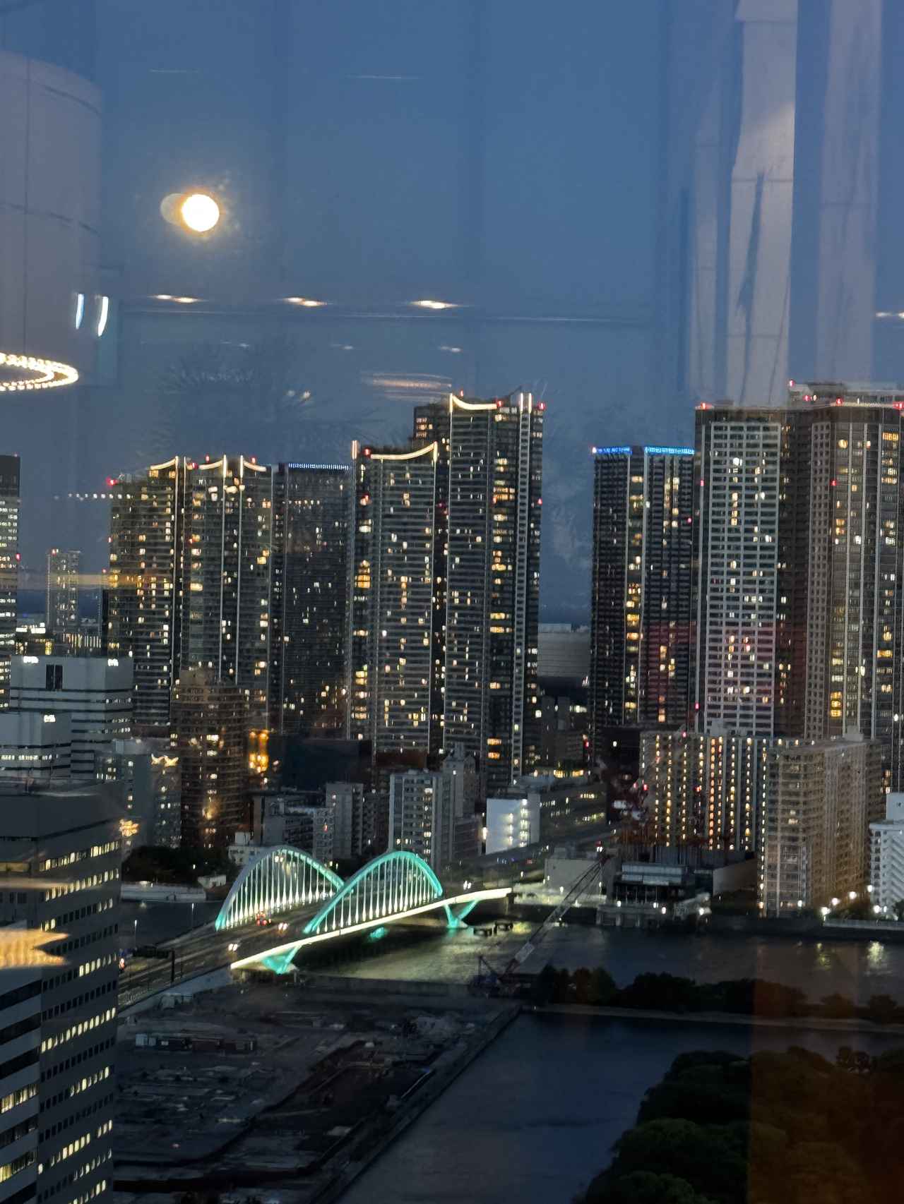 画像: 夜も更けて夜景が美しく
