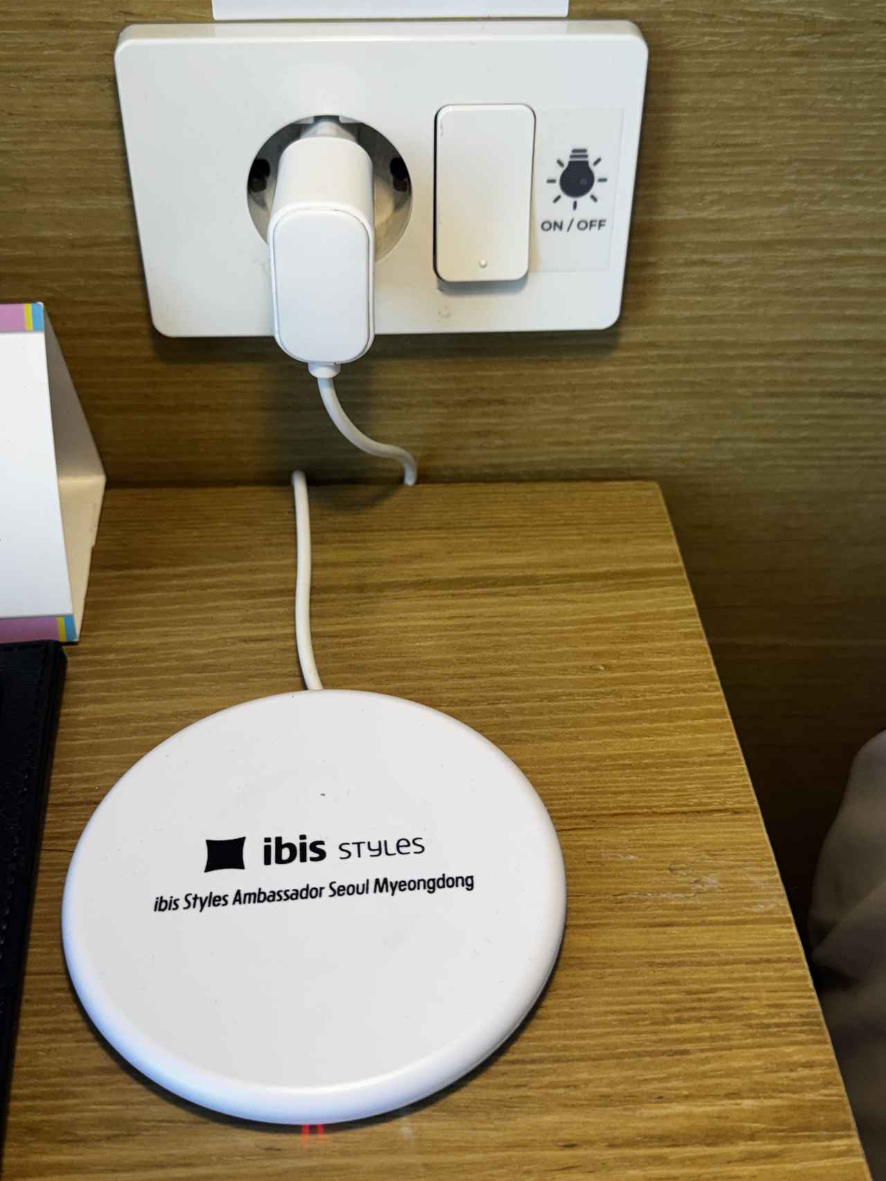 画像: 充電サービスも部屋に