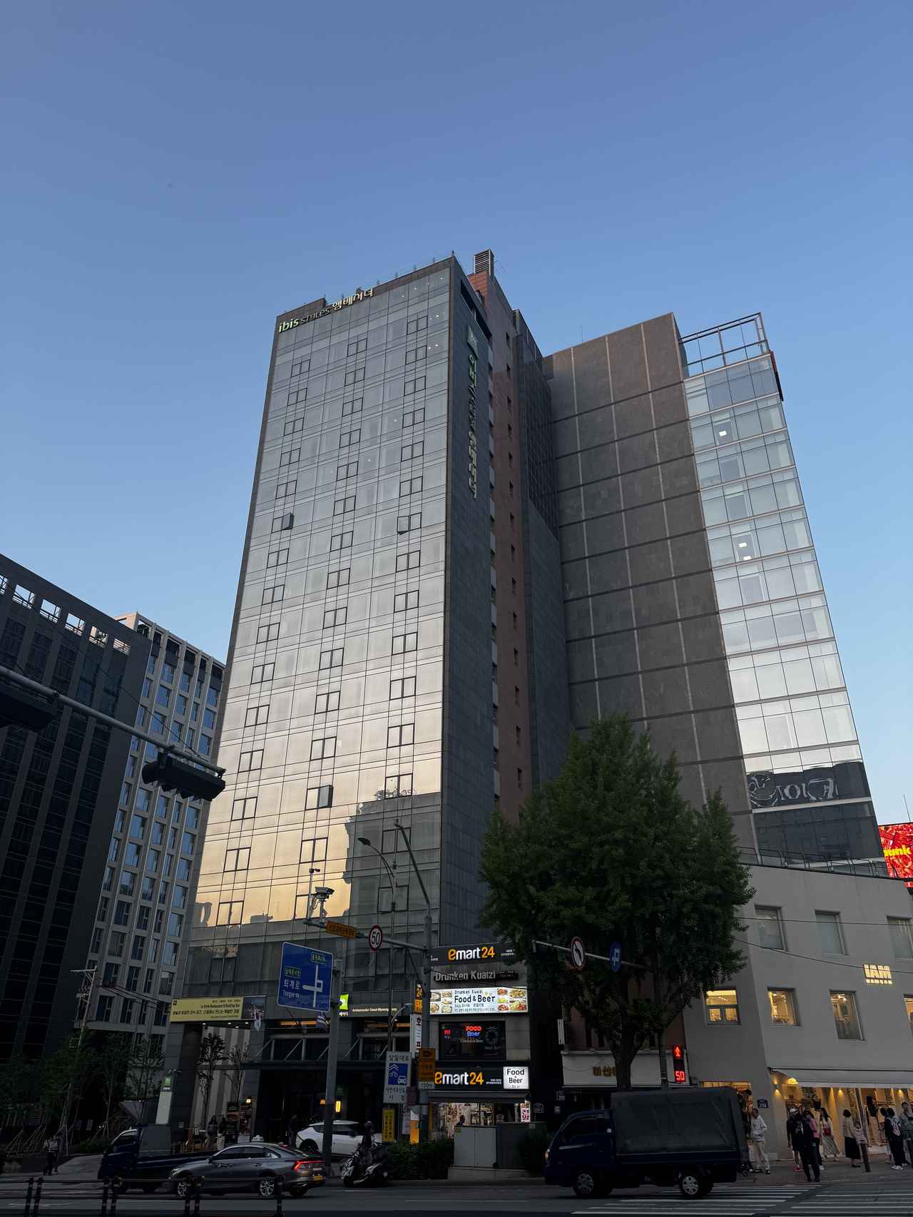 画像: ホテルの隣にはemart24、明洞駅10番出口までは1分。メインの通りまでは3分程度。