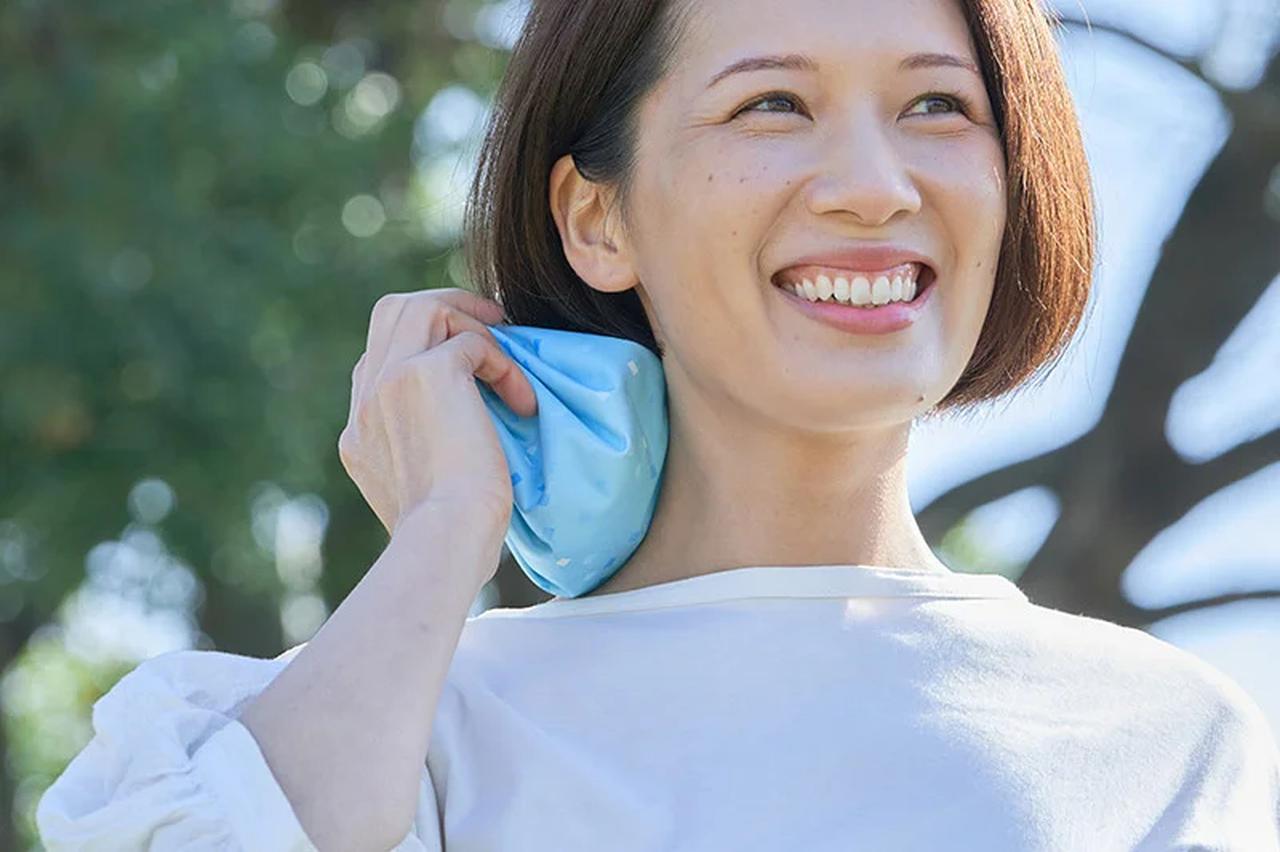 画像: 氷のうを肌にあてると、ダイレクトな冷たさでリフレッシュ!布製のため、押しあてて広範囲を冷やせます。今までの冷感アイテムでは満足できなかった方におすすめです。