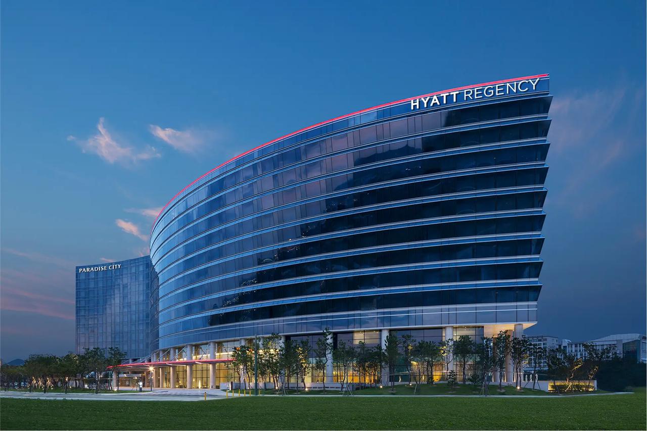 画像: Hyatt Regency Incheon Paradise City(ハイアット リージェンシー 仁川 パラダイスシティ) ・開業日:2026年3月9日(月) ・予約開始日:2026年3月4日(水) ・住所:仁川中区永宗海岸南路321番ギル208 (英語表記:208, Yeongjonghaeannam-ro 321beon-gil, Jung-gu, Incheon, 22382, Rep. of KOREA) ・アクセス:仁川国際空港第1ターミナルから車で約5分、第2ターミナルから車で約20分 無料シャトルサービスも運行しており、空港へのアクセスに優れています。 ・客室数:501室