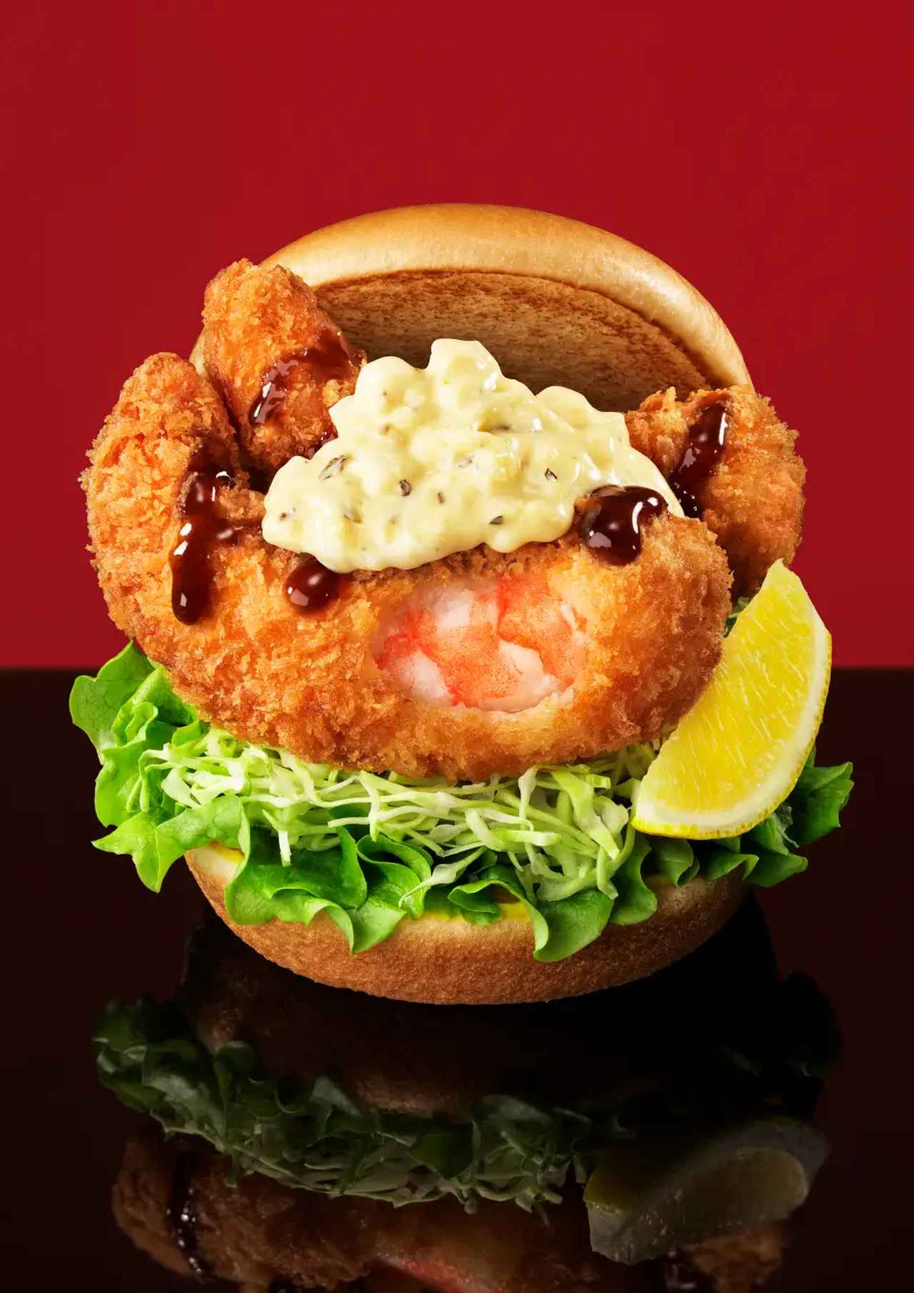 画像: 「『モスの匠味（たくみ）』海老エビフライバーガー ～くし切りレモン添え～」（780円） ＊数量限定、なくなり次第終了　※はちみつ入りのソースを使用 ■販売期間：2026年5月20日（水）～7月中旬 ■販売店舗：全国のモスバーガー店舗（一部店舗除く）