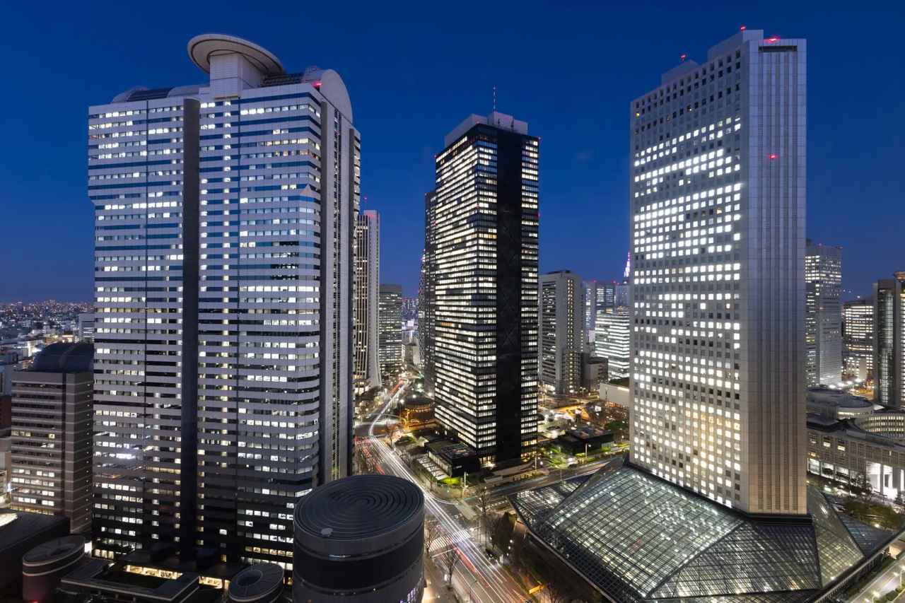 画像1: 新宿の空に広がる“サンセットビーチ”　都会の夜景 ✖南半球ムードの特別空間