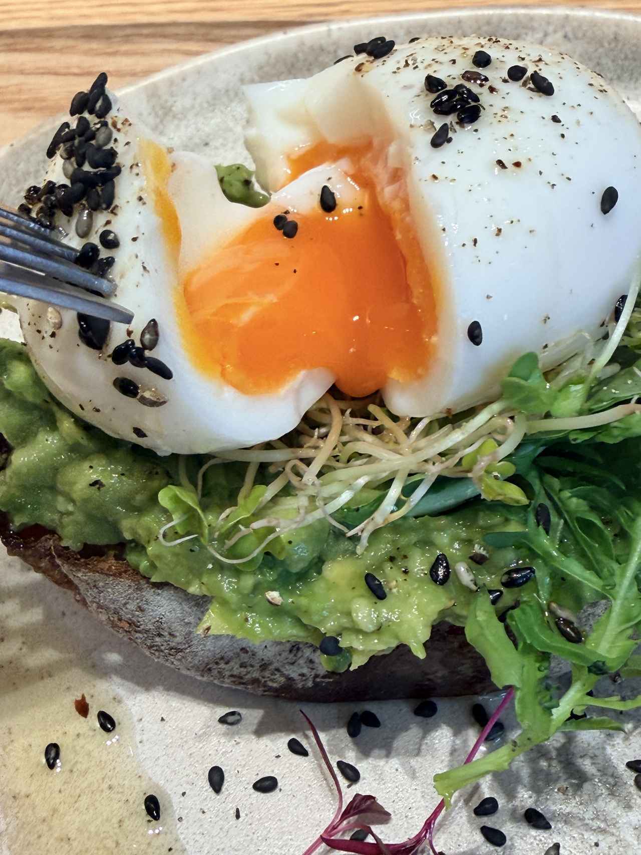 画像: アボカドトースト　半熟卵乗せ（通常のハーフ試食サイズ）