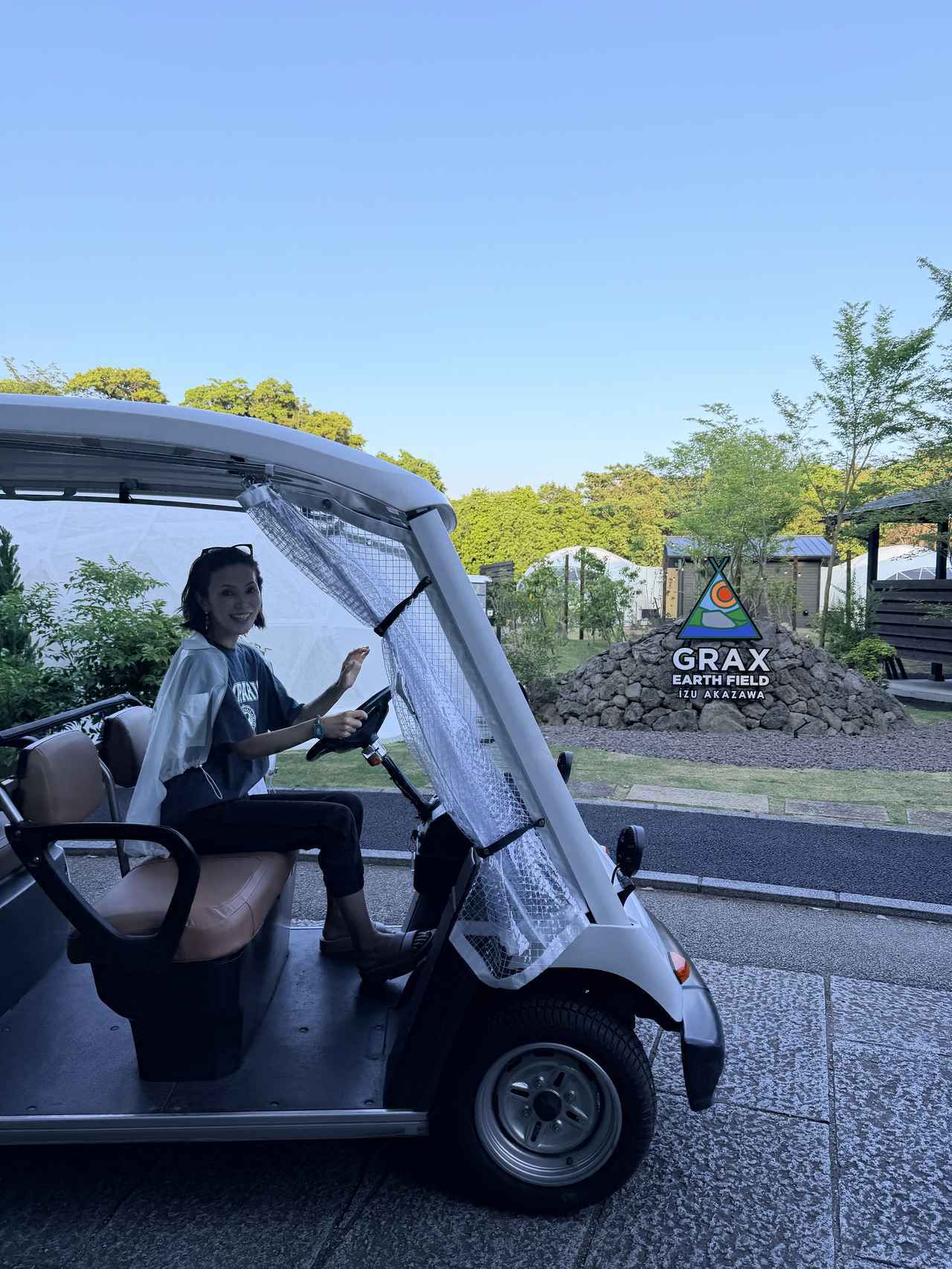 画像: 施設内移動は専用カートで