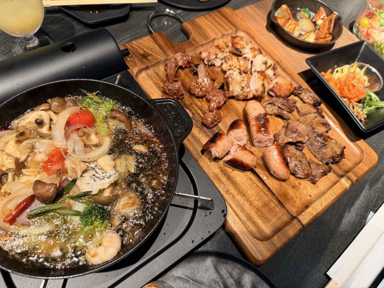 画像: レギュラー BBQ PLAN アミューズ BBQ（リブロースステーキ/牛ハラミ/チキンステーキ/ソーセージ/じゃがバター） 近海魚のアヒージョ 修善寺原木椎茸と相模湾桜海老 海洋深層水の炊き込みご飯 静岡茶の抹茶プリン