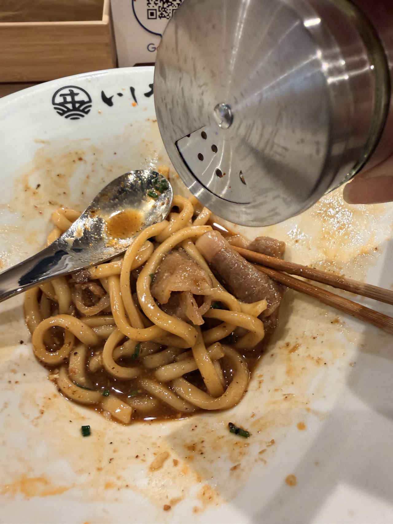 画像: オリジナルの薬味（唐辛子✖魚粉）で味変も楽しめます。