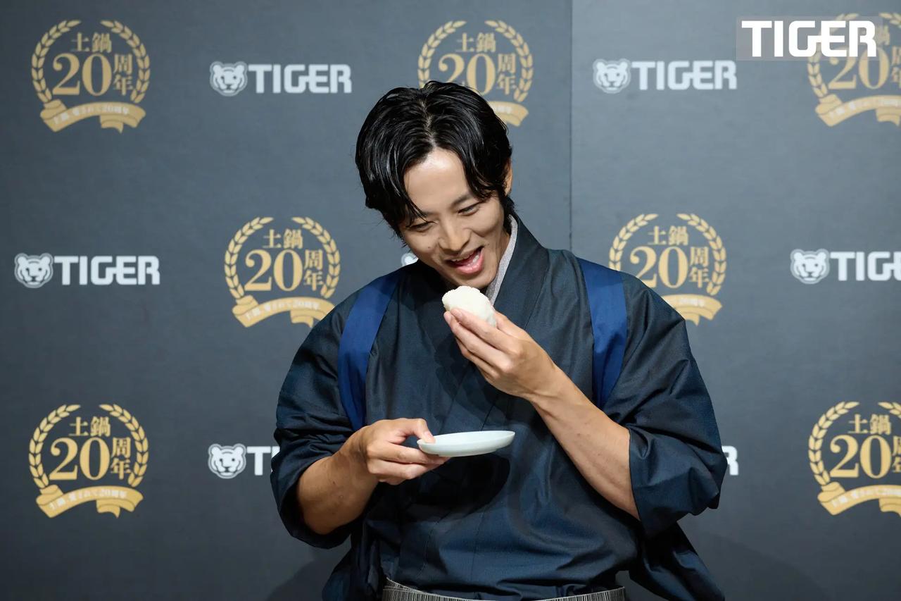 画像2: 松坂桃李さん、特注着物で登場。おにぎり作りも披露