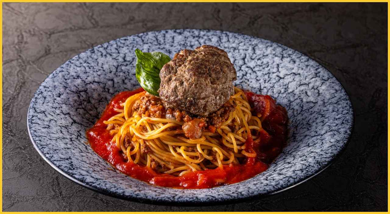画像: 『【パスタ】岩山両斬波』 ¥2,400(ランチョンマット付) “岩山両斬波”を思わせる豪快さでハンバーグを割り、あふれる旨みをミートソースに重ねる一皿。 肉の存在感を存分に味わうパスタです。