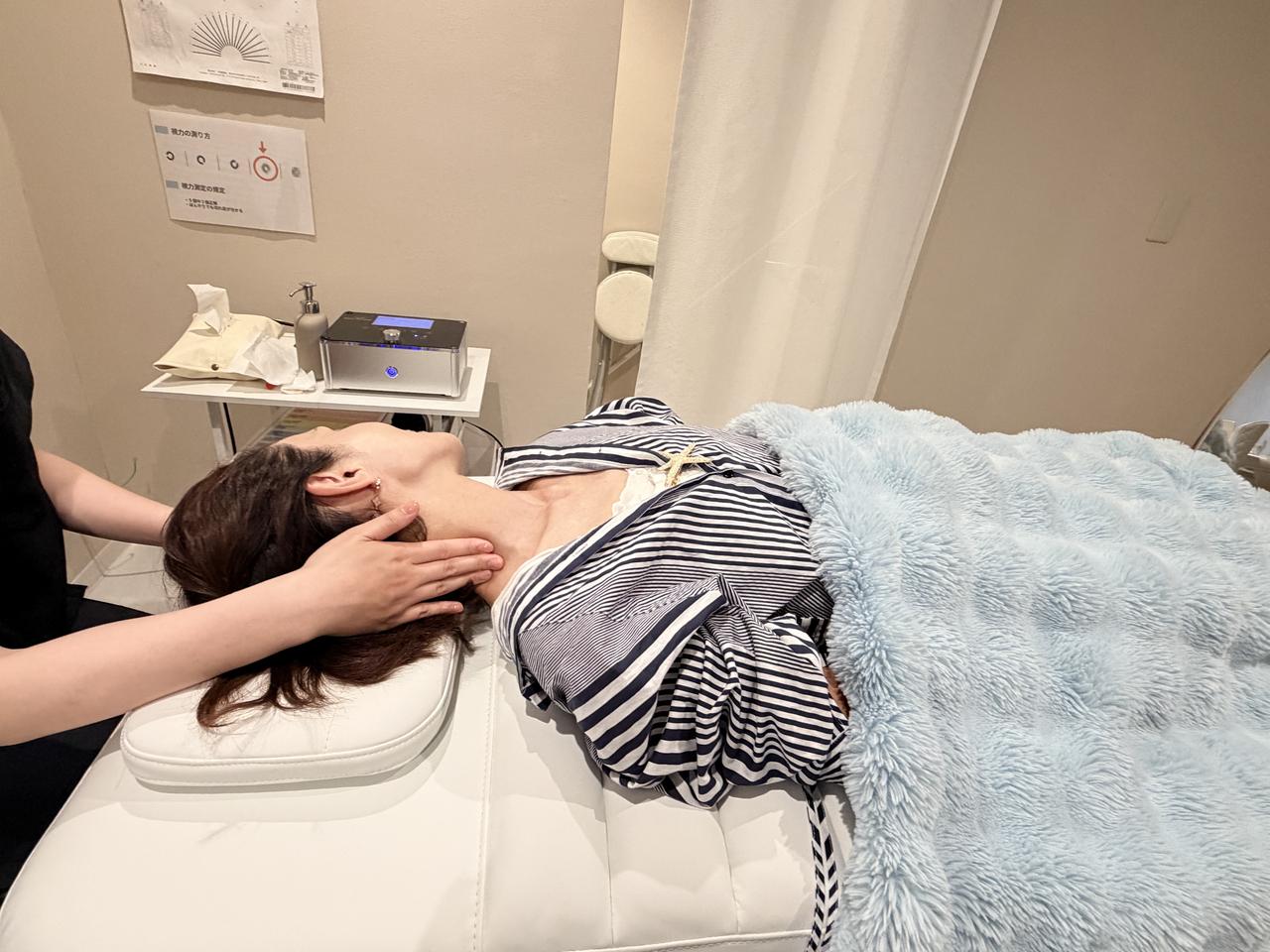 画像: 目元だけじゃない。首までしっかりほぐす“全体アプローチ”