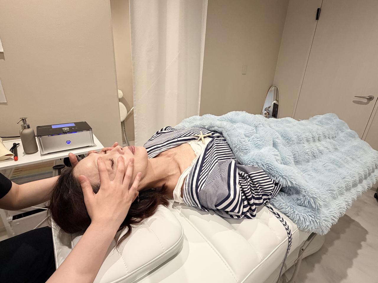 画像: 施術者本人の手を介して低周波を流すことで、眼の筋肉と血流にアプローチ