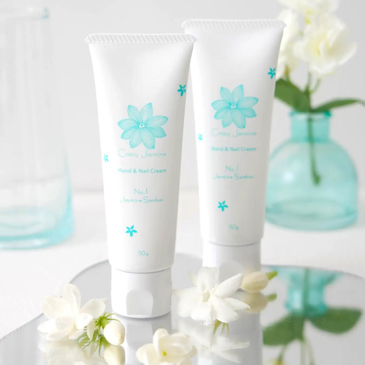 画像: No.1 Jasmine Sambac Hand & Nail Cream 2,750円(税込) ヒアルロン酸配合で手肌と爪にうるおいを与え、しっとり感をキープしながら、塗った直後でもスマホ操作ができるほど、ベタつきのない軽やかなテクスチャーです。まるで咲きたてのジャスミンサンバックの華やかな香りが指先からふわりと広がり、リラックス気分をお楽しみいただけます。ジャスミンを愛する“ジャスミンラバー”のための、毎日使いたくなるハンドクリームです。