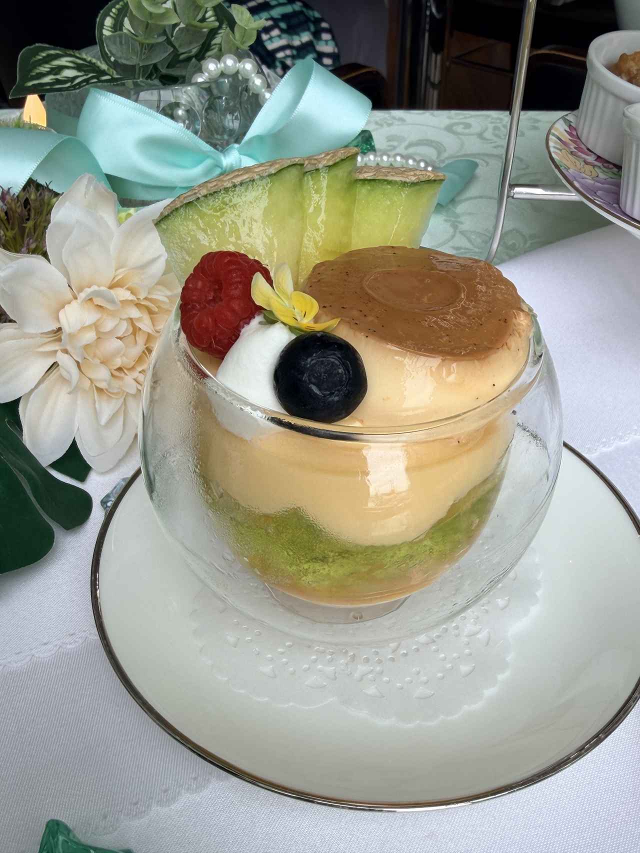 画像: 5種のフルーツが奏でる「メロンのプリンアラモードパフェ」