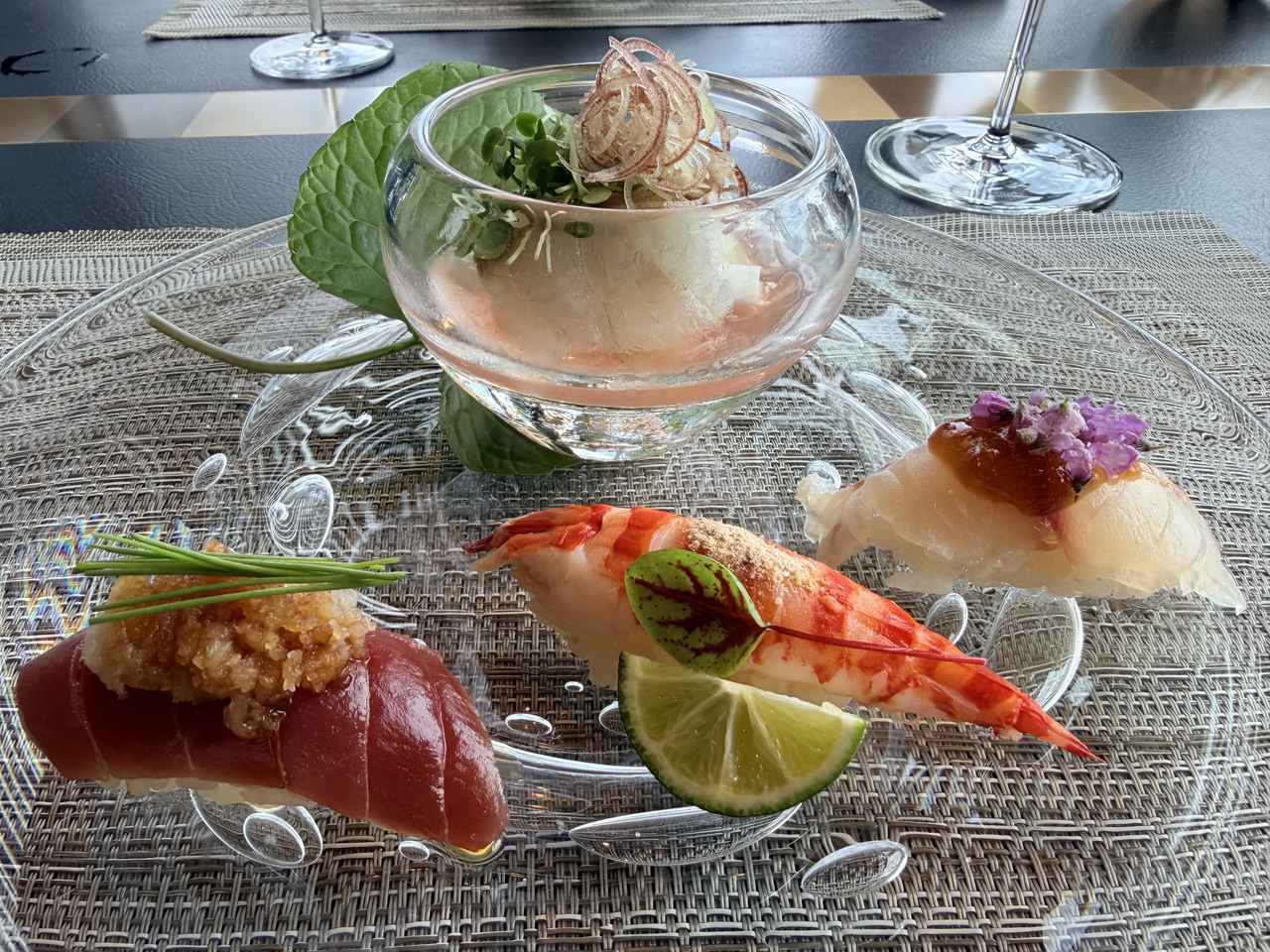 画像: 椀：淡路鱧 潮仕立て 新玉葱 輪すだち 鮨向：三崎まぐろ と 旬の魚握り / 季節の変わり向付