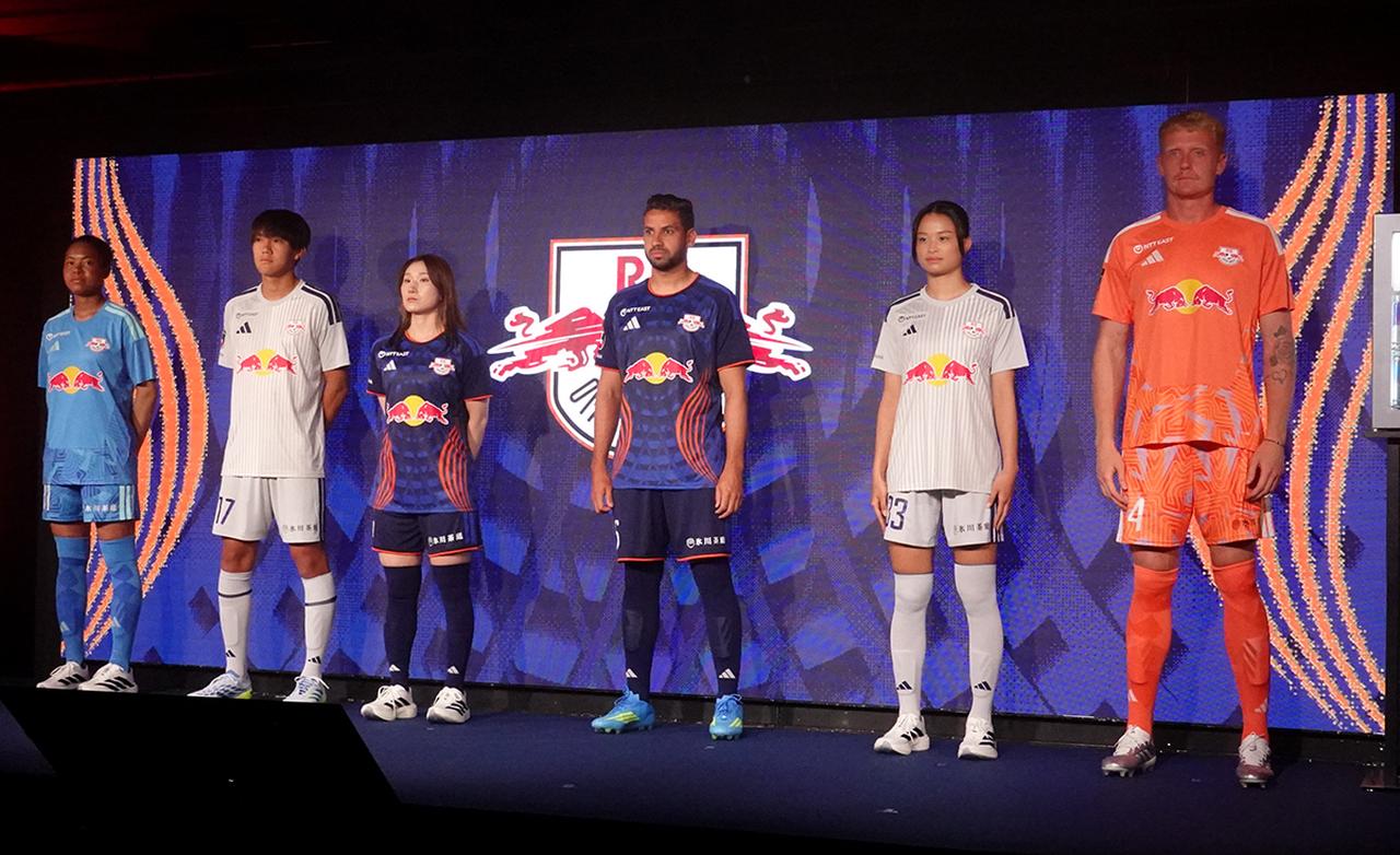 画像: 選手たちが新ユニフォーム姿で登場