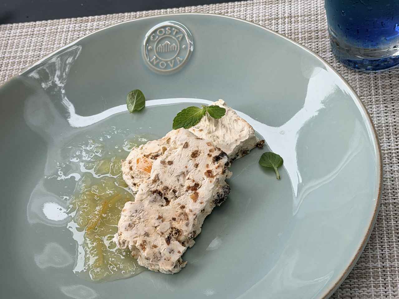 画像: 伊豆ニューサマーオレンジのカッサータ　価格：900円（税込） 初夏の訪れを告げる伊豆の恵み「ニューサマーオレンジ」を贅沢に使った、特製カッサータ。やさしい甘みのクリームチーズに、ナッツやドライフルーツの食感を重ね、ほんのり香るラム酒が⼤人の余韻を添えます。ソースには、爽やかな酸味とほのかな甘みが広がる自家製ニューサマーオレンジジャムを。海風を感じながら味わいたい、季節限定のデザートです。