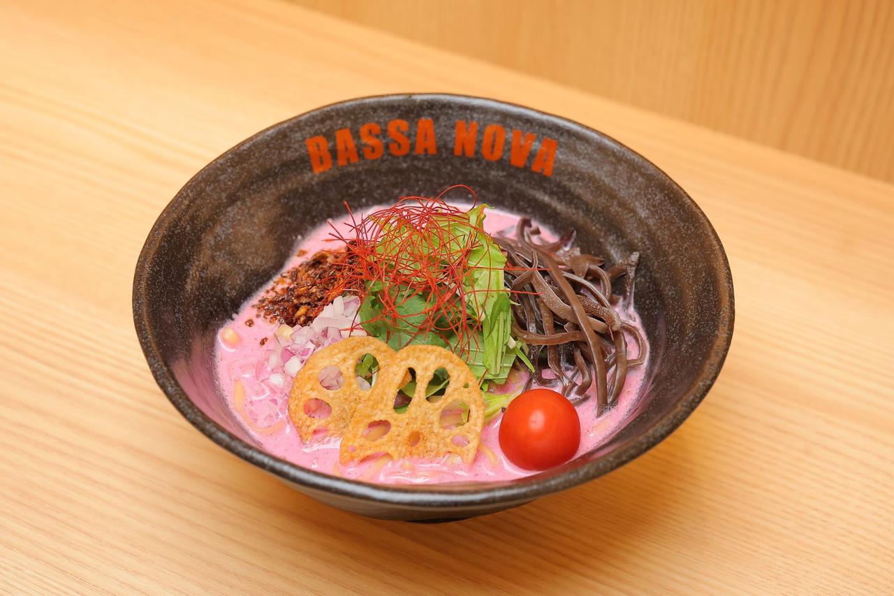 画像: ・ヴィーガンピンクビーツラーメン(1,900円)