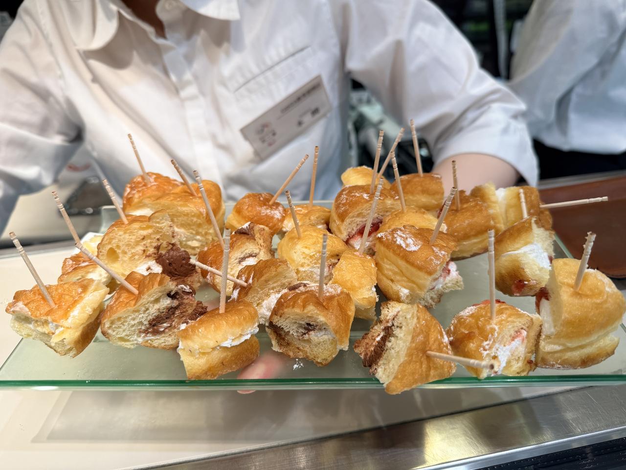 画像: 試食サービスも実地(銀座数寄屋橋店)
