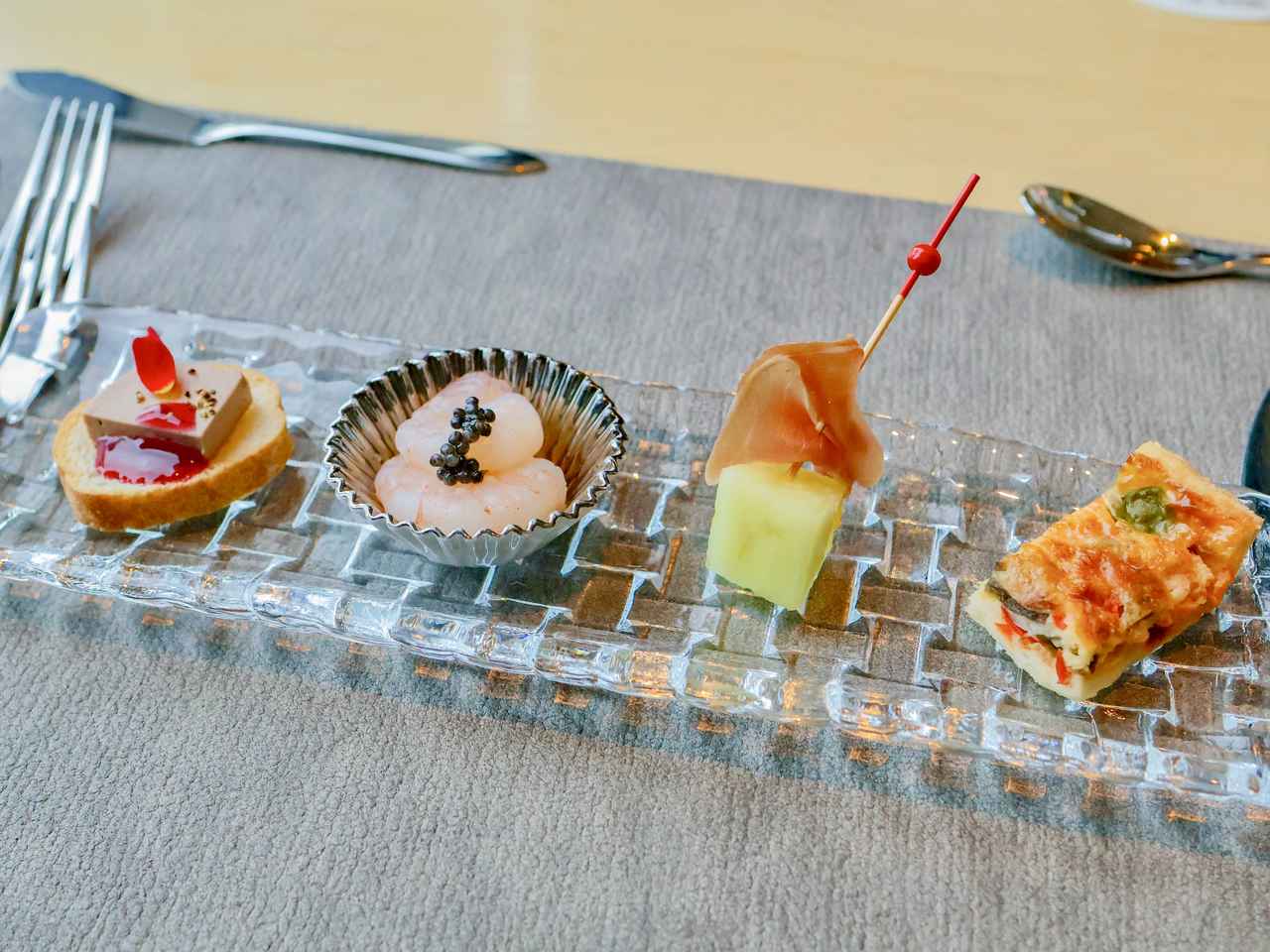 画像: 華やかな4種のタパスでスタート