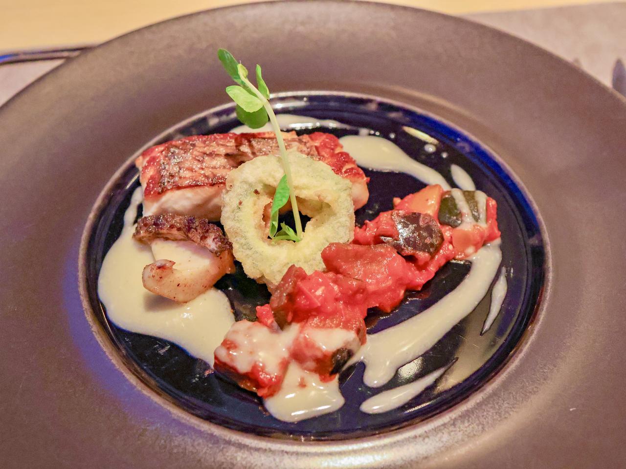 画像: 鯛とアワビを2種のソースで味わう