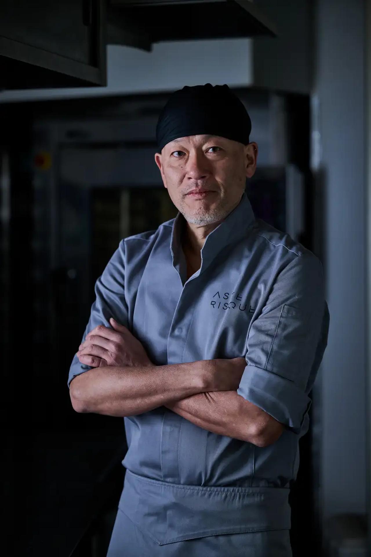 画像: ASTERISQUE(アステリスク)：和泉光一氏 東京都調布市にある「サロン・ド・テ・スリジェ」のシェフ・パティシエとして長年勤務し「ワールド チョコレート マスターズ 2005」にて総合第3位。2006年、2008年には「ワールド・ペストリー・チーム・チャンピオンシップ」に2大会連続で出場し、いずれも総合準優勝、ショコラ・ピエスモンテ部門1位を獲得するなど、国内外のコンクールで数々の受賞歴を持つ。2012年に東京都渋谷区上原に「アステリスク」をオープン。その後も国際大会に挑戦する選手の指導や、大会審査員を務めるなど、後進の育成にも力をそそいでいる。2024年に、世界のトップパティシエが集結するフランスの権威ある組織、ルレ・デセールに入会。2026年1月には「トロフェ・アンテルナショナル・ドゥ・ラ・パティスリー・フランセーズ」で準優勝を果たすなど、現在も国内外の舞台で活躍の場を広げている。 asterisque-izumi.com