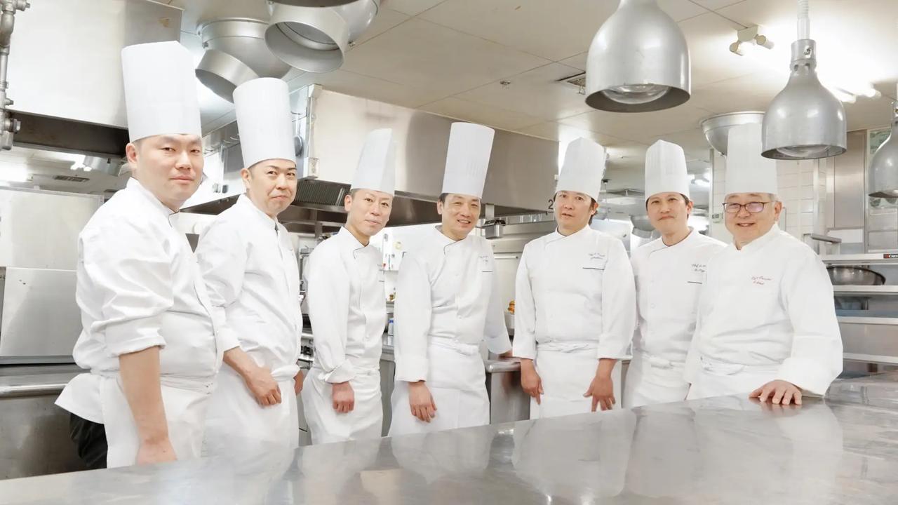 画像: 左から:スーパーダイニング「リラッサ」和洋食統括シェフ 羽磨宏和 / スーパーダイニング「リラッサ」中華シェフ 山藤聡 / ダイニング「ドゥ ミル」シェフ 髙橋克友 / エグゼクティブシェフ 清水直徳 / スカイラウンジ&ダイニング「アーティスト カフェ」シェフ 柏井辰方 / シェフ ド パティシエ 長島健二 / 中国料理「後楽園飯店」料理長 稲飯龍典