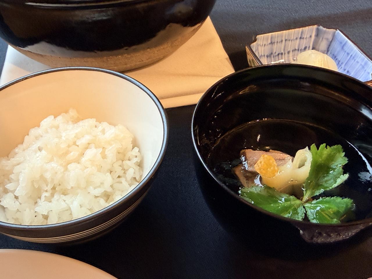 画像: 鳥取県産『星空舞』の銀しゃり土鍋御飯 割烹 BUTAI自慢の出汁で仕立てたねぎま汁 甘酢らっきょう漬け